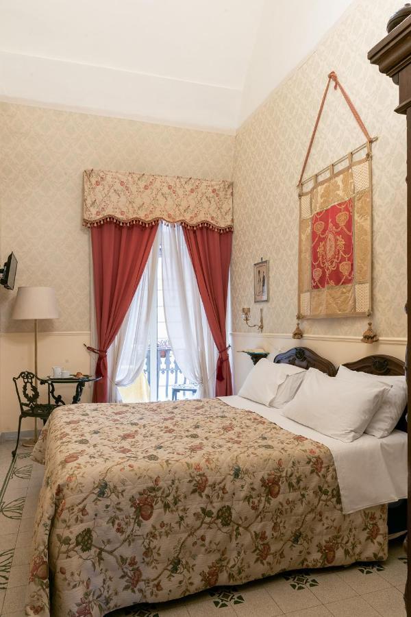 Отель Carafa Di Maddaloni Residenza Di Charme Неаполь Экстерьер фото
