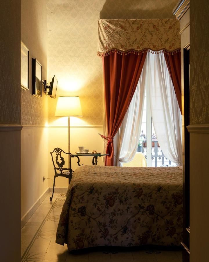 Отель Carafa Di Maddaloni Residenza Di Charme Неаполь Экстерьер фото