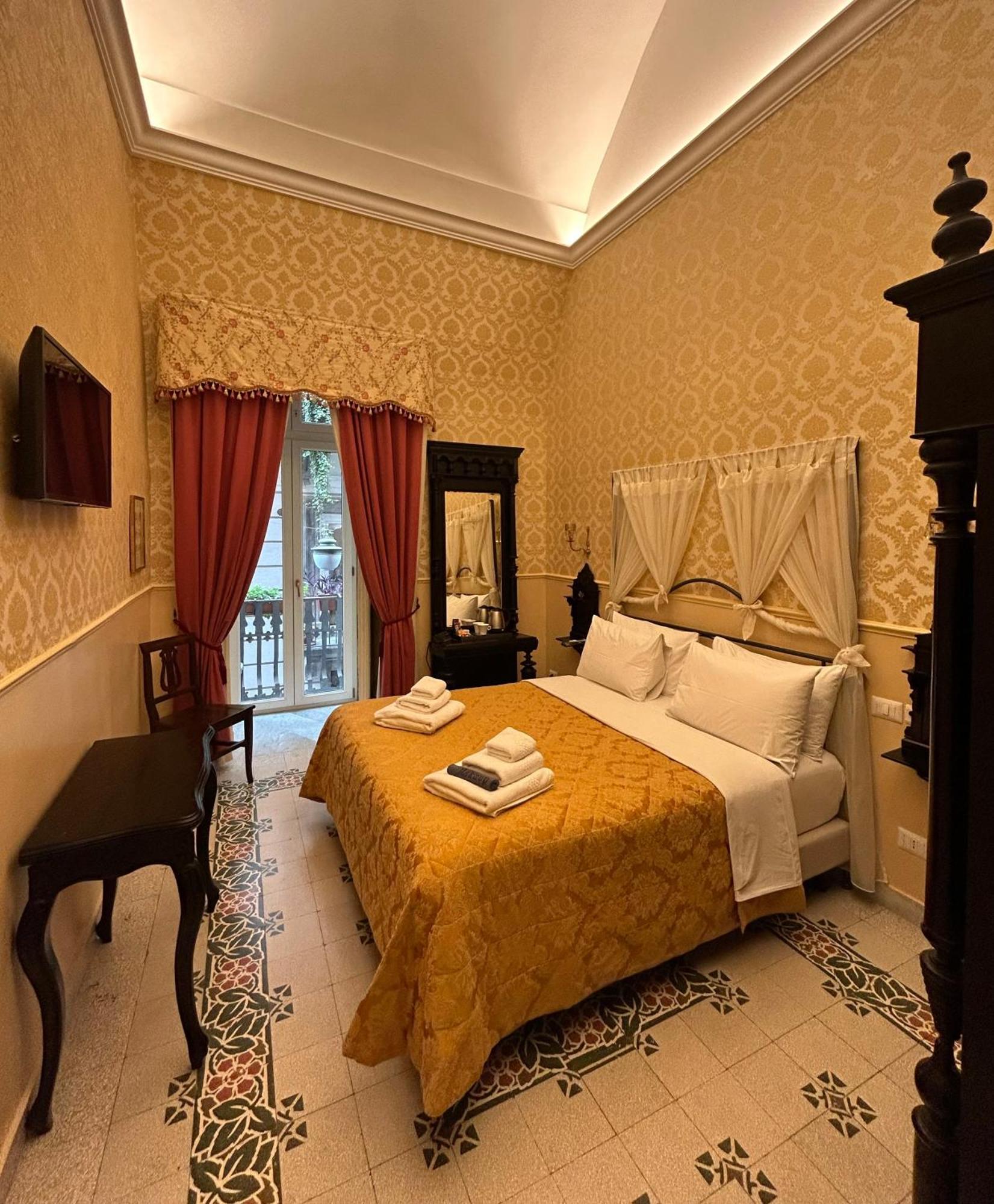 Отель Carafa Di Maddaloni Residenza Di Charme Неаполь Экстерьер фото