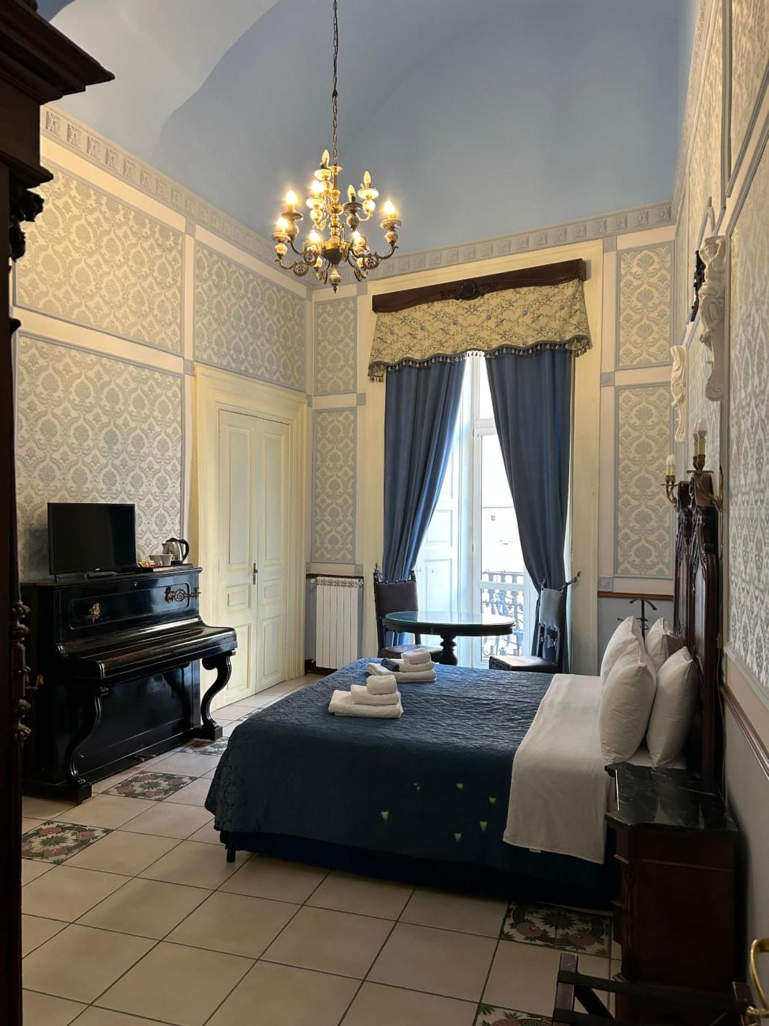Отель Carafa Di Maddaloni Residenza Di Charme Неаполь Экстерьер фото