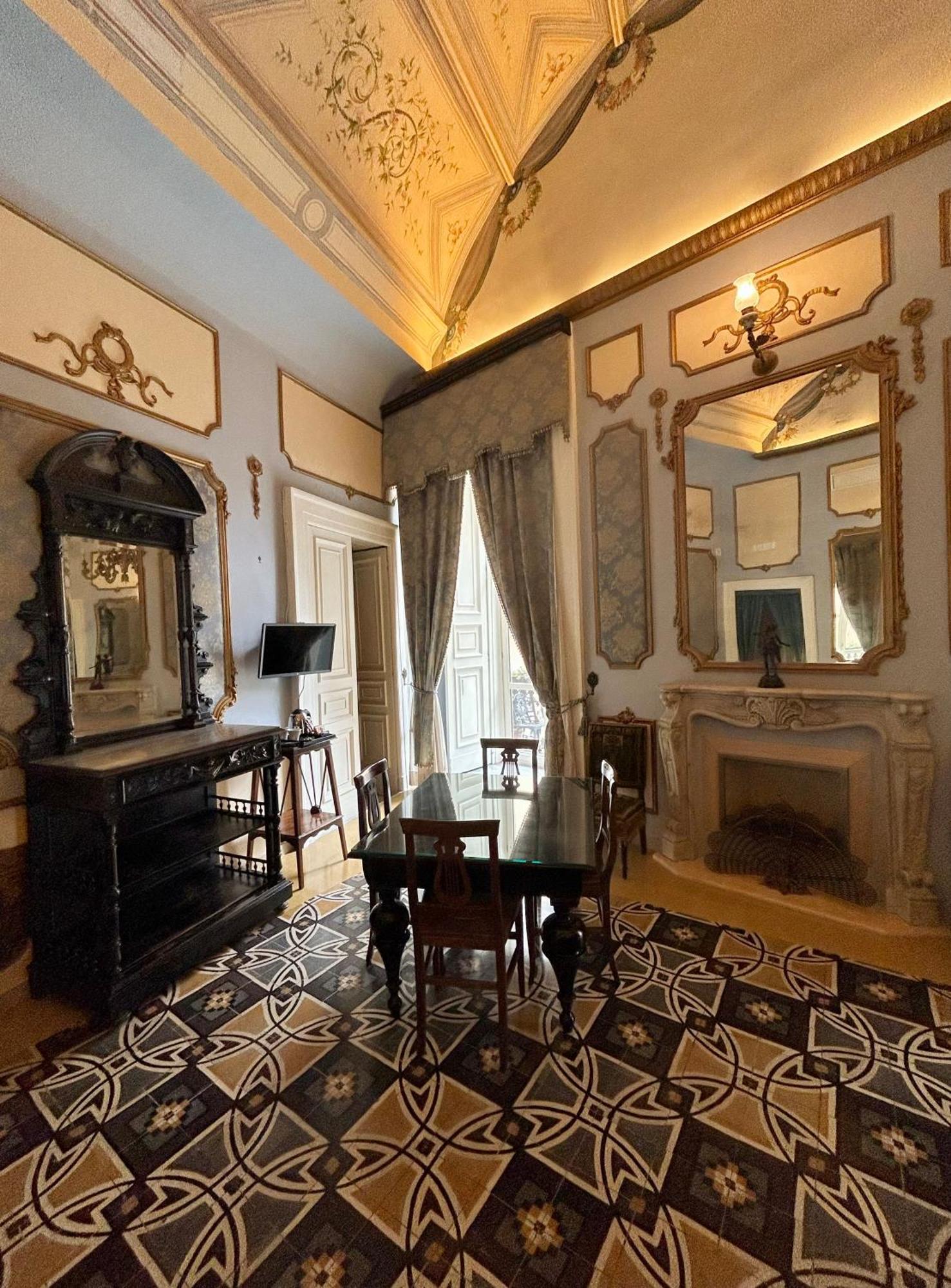 Отель Carafa Di Maddaloni Residenza Di Charme Неаполь Экстерьер фото